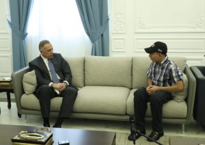 الطفل العراقي مع رئيس الوزراء