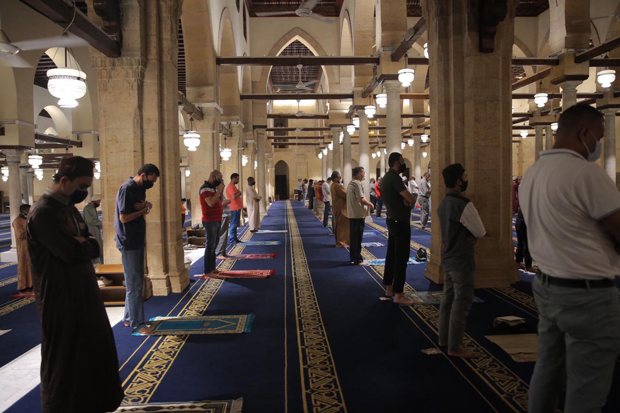 الصلاة بالمساجد وسط إجراءات احترازية