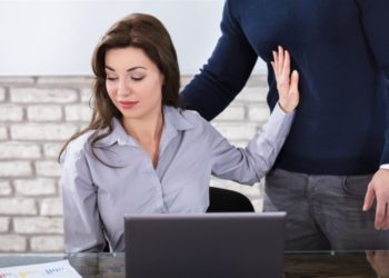 التحرش في بيئة العمل مشكلة تؤرق النساء