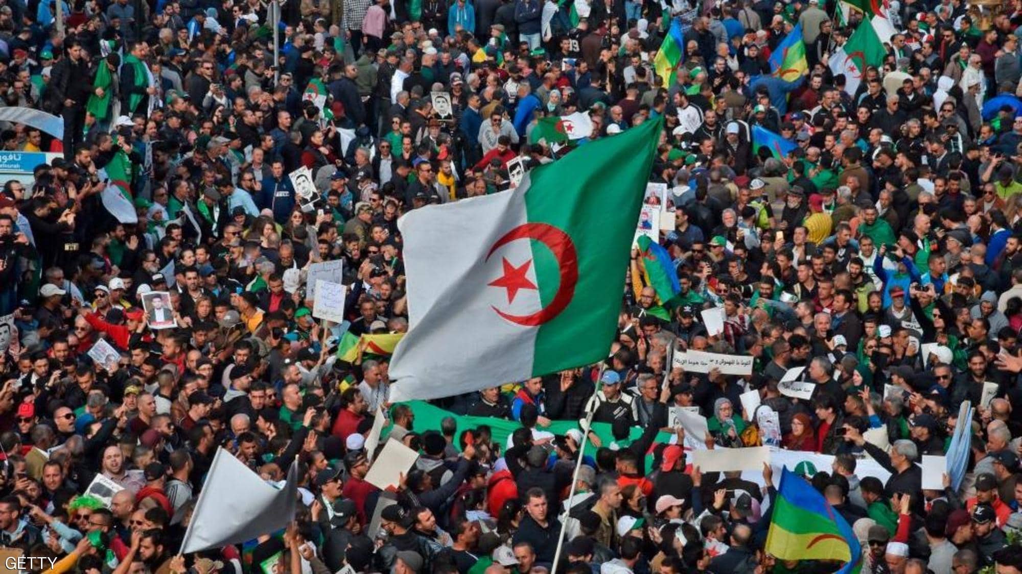 الاستفتاء على الدستور في الجزائر يثير الجدل