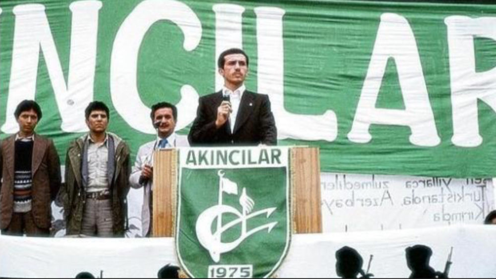 أردوغان أثناء إلقاء خطاب لمجموعة أكينجيلار في عام 1970