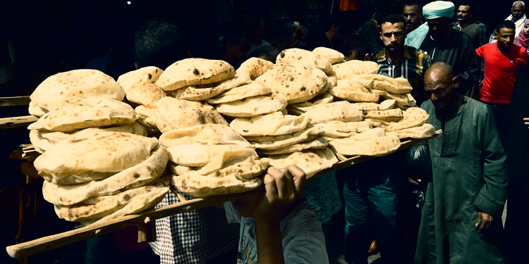 رغيف الخبز المكون الرئيسي لغذاء الغالبية العظمى من الشعب المصري