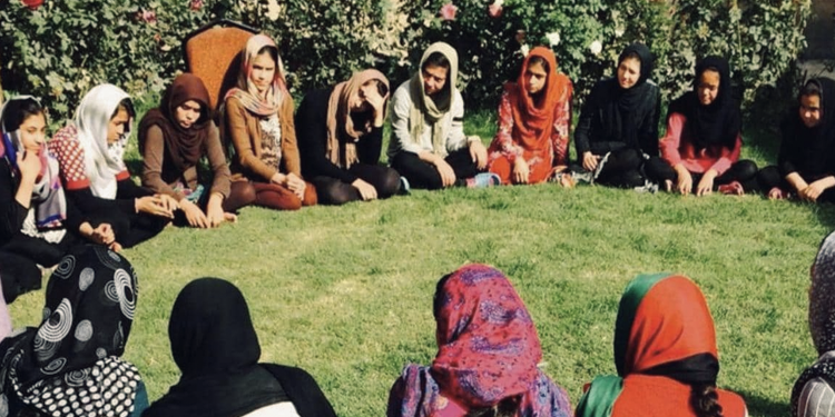 طالبات مدرسة سولا الداخلية في أفغانستان