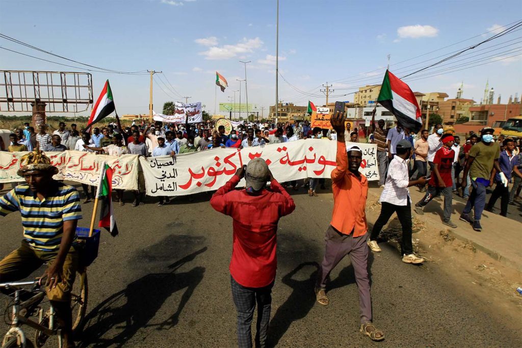 في 25 أكتوبر/تشرين الأول من العام الماضي، أعلن الجيش السوداني الانقلاب على المكون المدني، وأعقبت ذلك تظاهرات عارمة.
