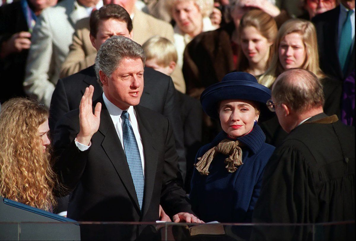 دخل الرئيس الأمريكي بيل كلينتون منصبه في عام 1993، ولديه قناعة بضرورة إقناع الجميع في المنطقة بأن "روسيا ليست الخيار الوحيد المتاح".