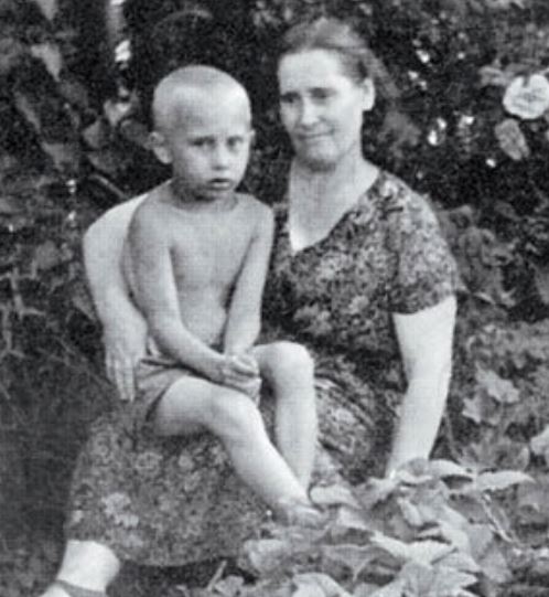 بوتين طفلًا رفقة والدته
