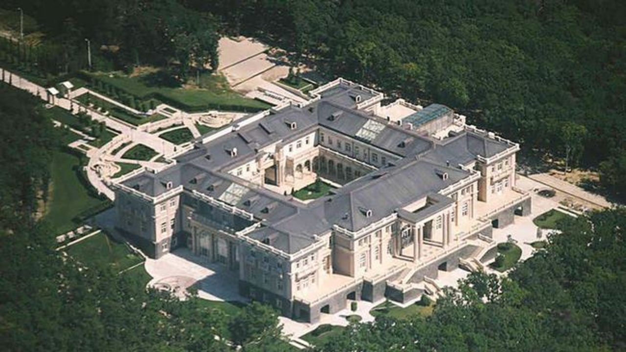 القصر الذي يمتلكه بوتين على مساحة 17600 متر مربع.