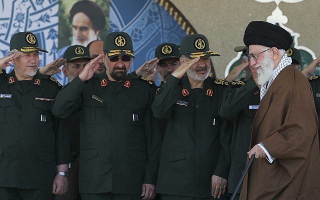 المرشد الأعلى آية الله علي خامنئي في حفل تخرج ضباط الحرس الثوري في 2015. (مكتب المرشد الأعلى الإيراني عبر AP)