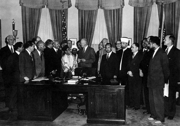 الرئيس الأمريكي دوايت أيزنهاور في المكتب البيضاوي مع مجموعة من القادة الإسلاميين، 1953