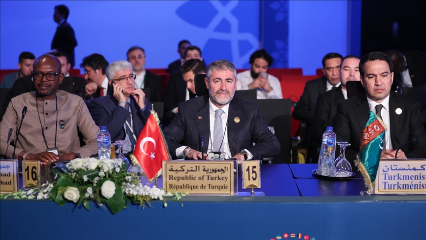وزير المالية التركي خلال اجتماع بنك التنمية الإسلامي