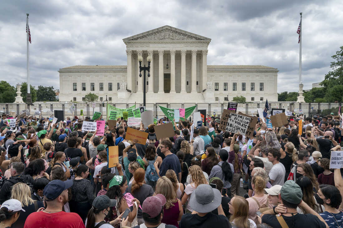 المتظاهرين المدافعين عن حقوق الإجهاض يعيدون التجمع والاحتجاج بعد قرار المحكمة العليا بإلغاء حق الإجهاض المحمي اتحاديًا رو ضد ويد ، خارج المحكمة العليا في واشنطن في 24 يونيو 2022.