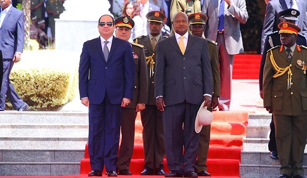الرئيس السيسي ونظيره الأوغندي يوري موسيفيني بمطار عنتيبي في أواخر العام 2016
