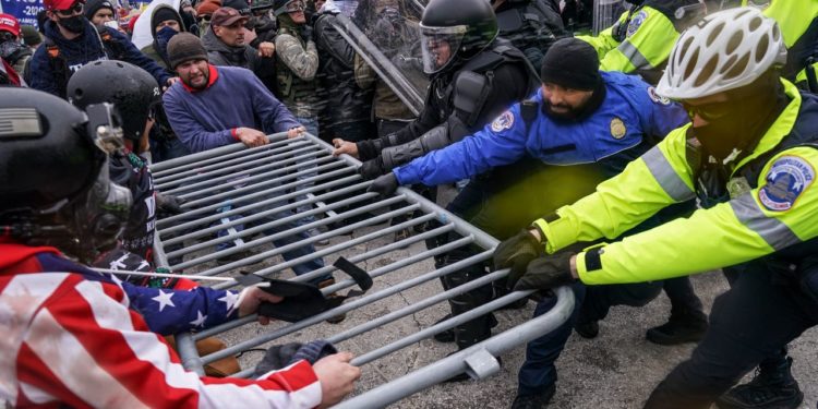 مواجهات بين الشرطة والمحتجين أثناء أحداث 6 يناير/ كانون الثاني 2021