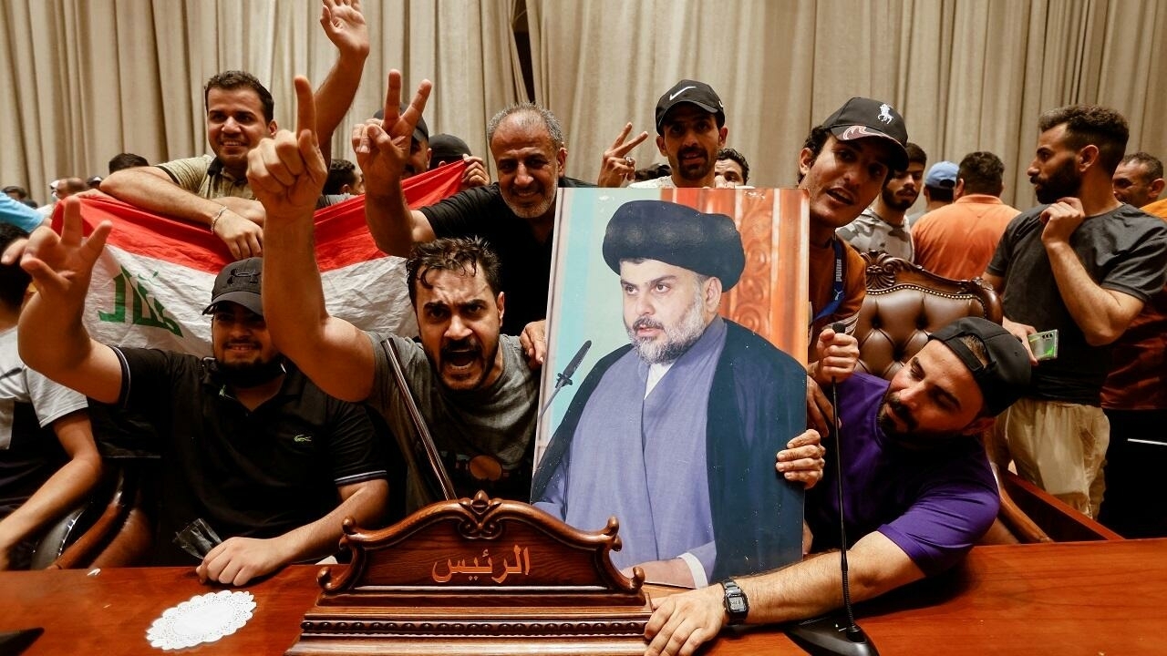 أنصار الصدر يرفعون صورة مقتدى إلى جوار لافتة الرئيس