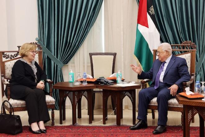السفيرة باربرا ليف والرئيس الفلسطيني محمود عباس